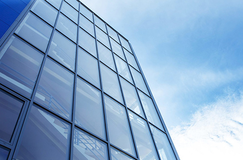 Waarom zijn aluminium legering naar buitenopstaande vensters het geprefereerde venstertype voor moderne gebouwen?