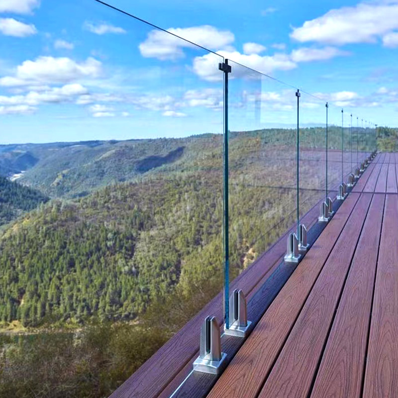 Beschermende glazen balustrade